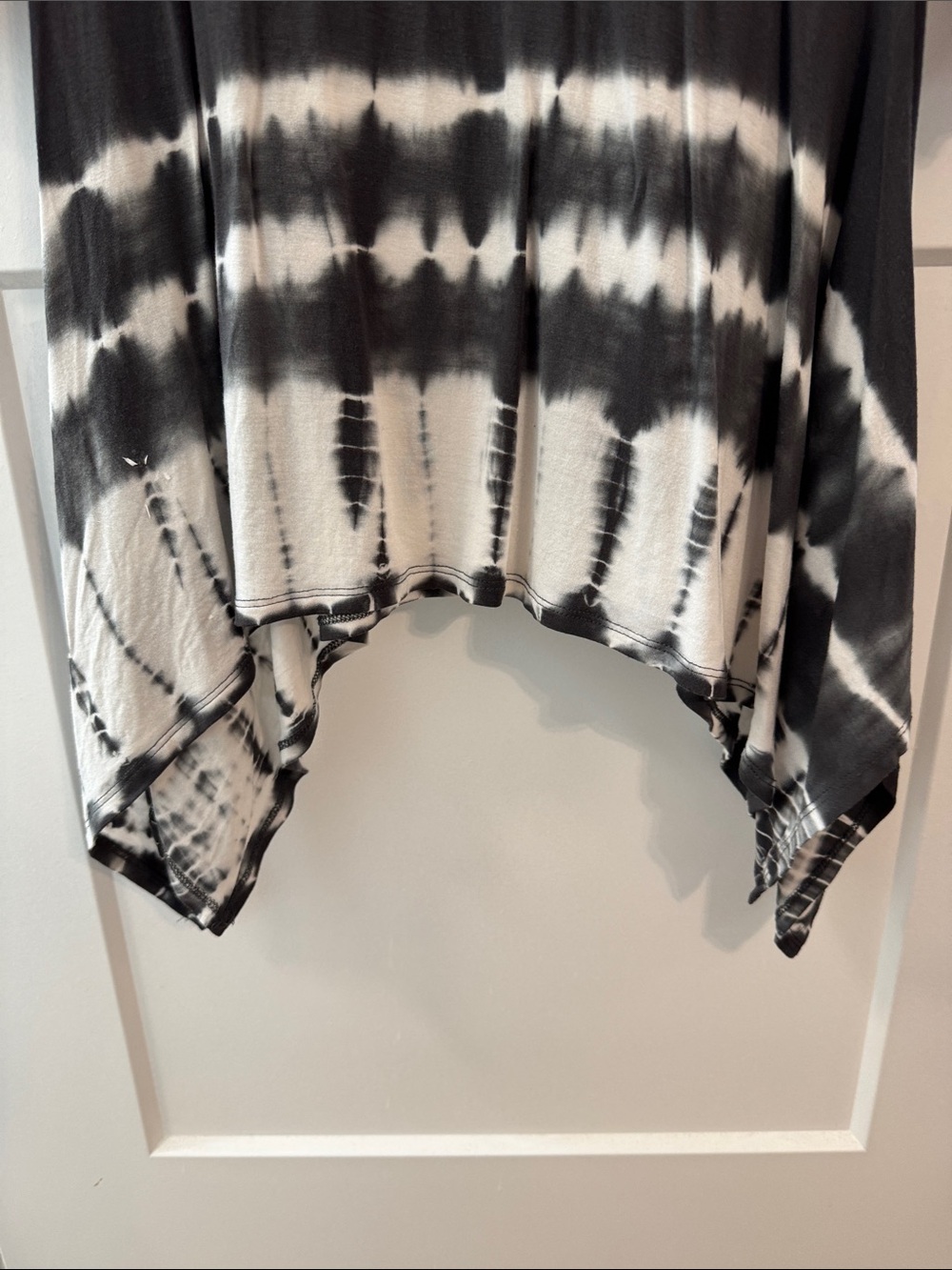 Belldini‎ Black White Tie Dye V-Neck Tunic Silver Stud Accents Flowing Hem Top - Picture 5 of 7
